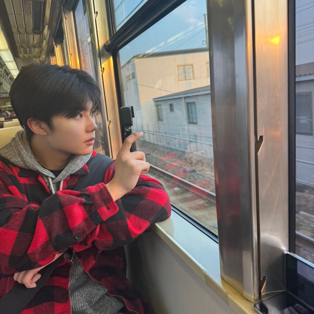 Foto terbaru Park Gunwook (ZEROBASEONE)