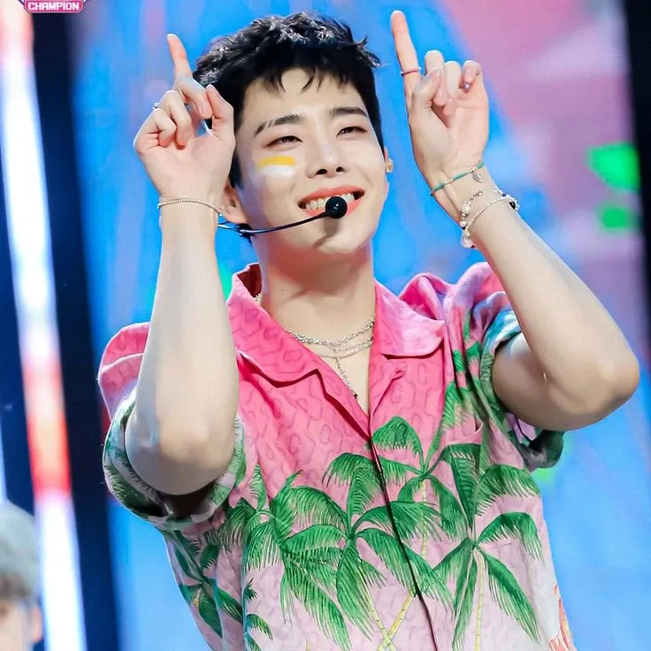 A moment captured by MJ (ASTRO)'s fan