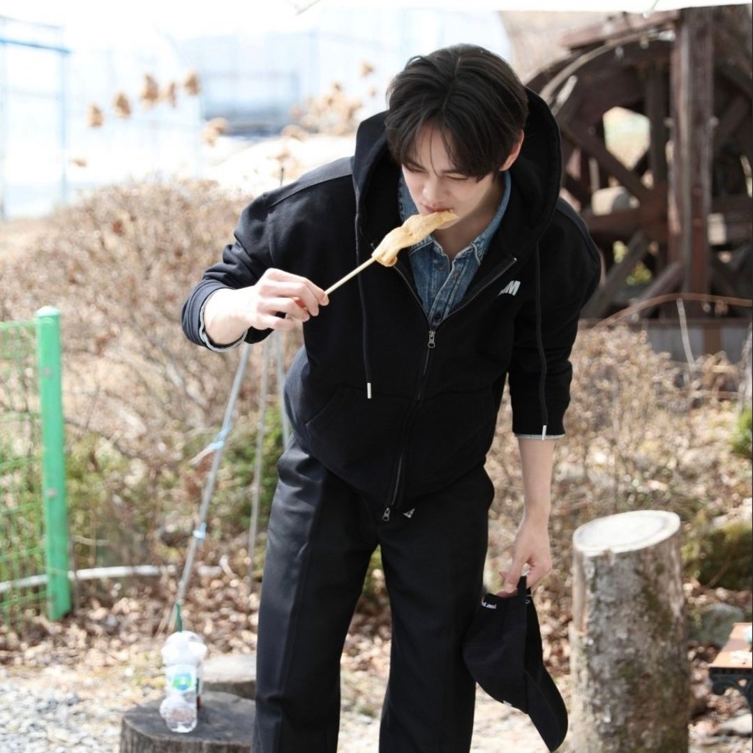 Behind-the-scenes cut of Kim Gyuvin