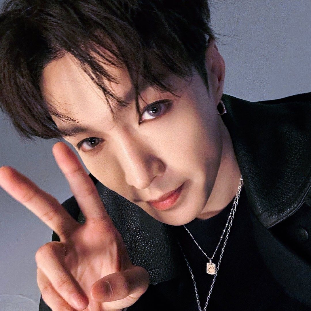 Behind-the-scenes cut of Lay (EXO)