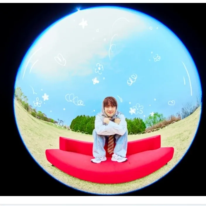 A moment captured by Hui (PENTAGON)'s fan