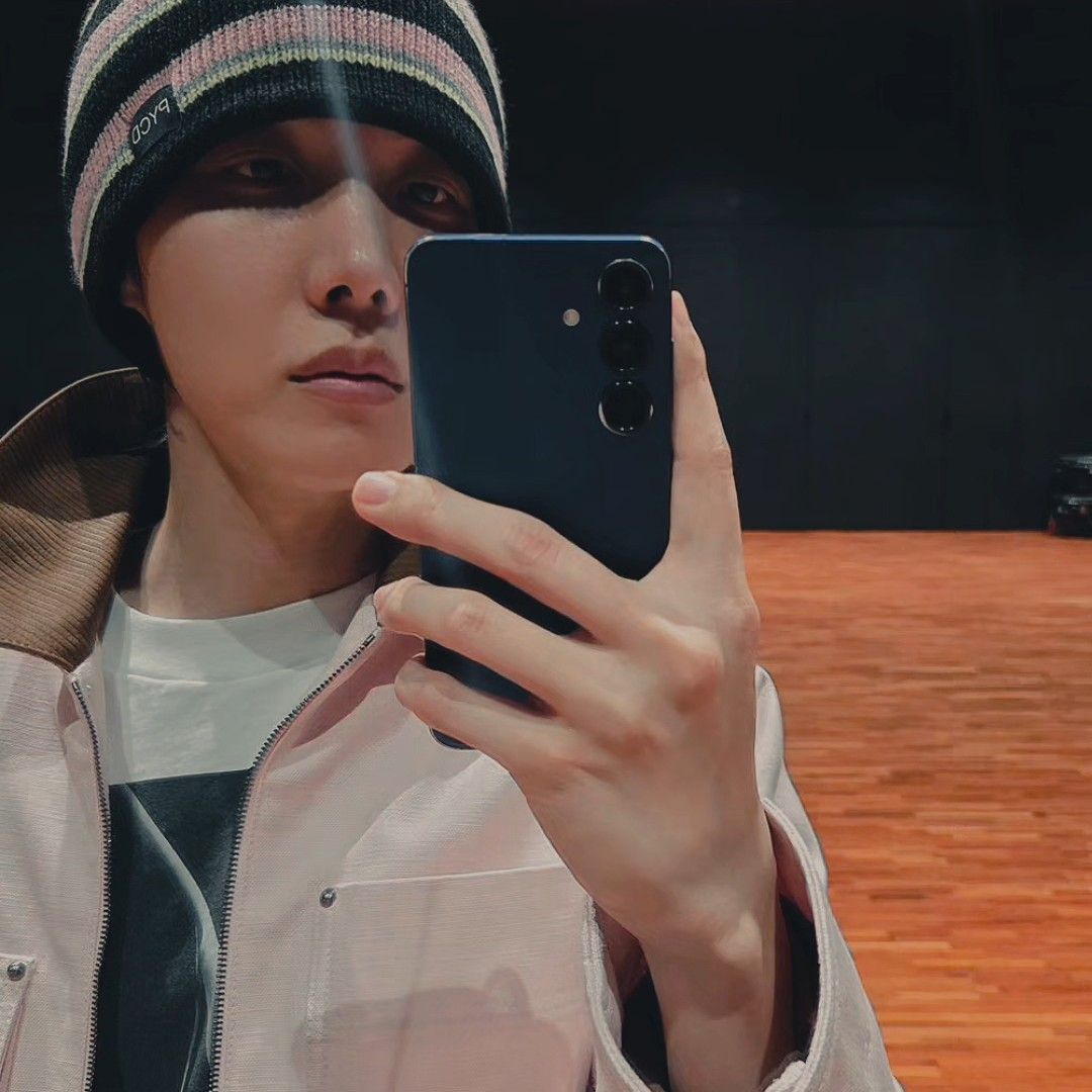 Foto aktivitas terbaru j-hope (BTS)