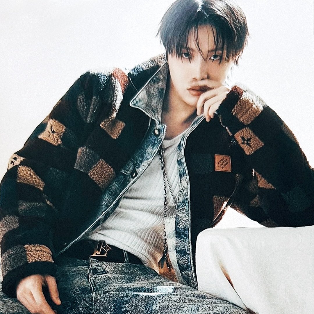 Foto aktivitas terbaru j-hope (BTS)