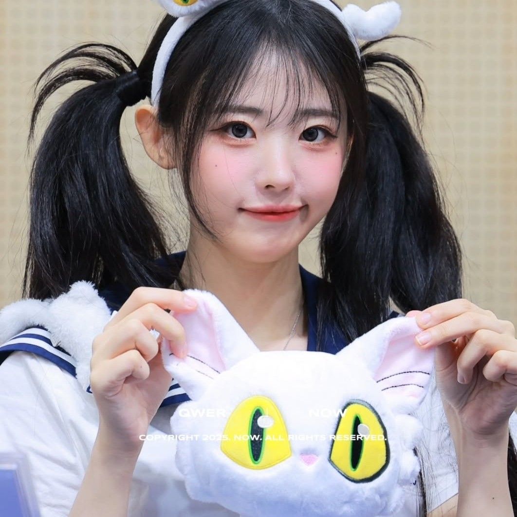 A moment captured by QWER's fan