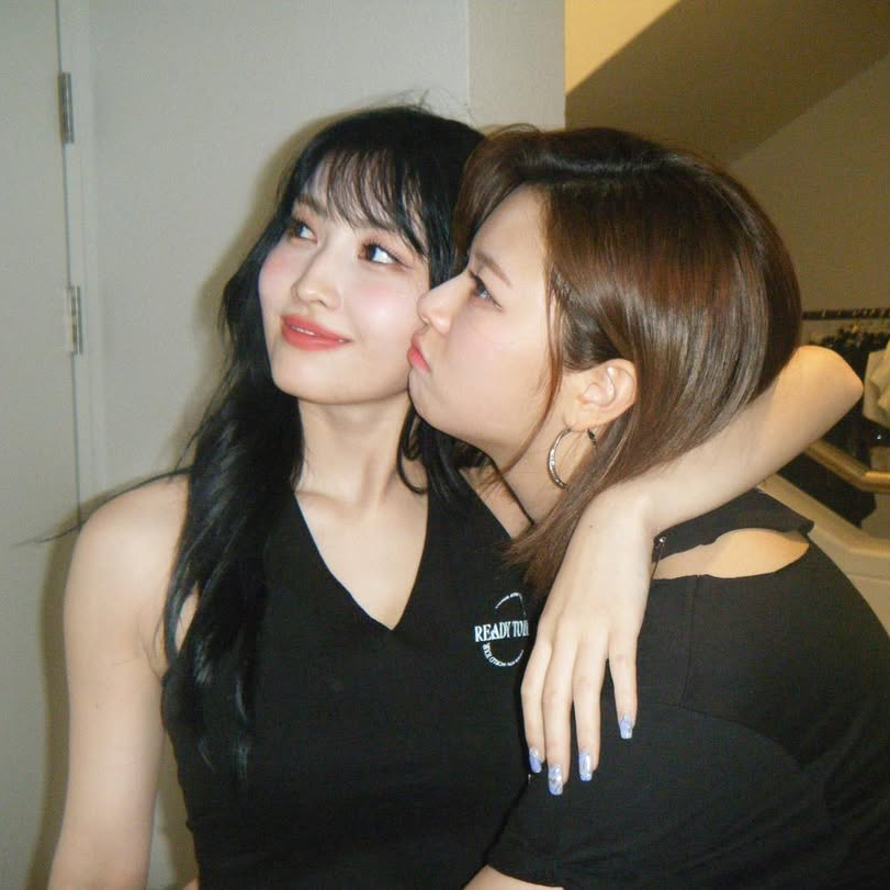 Foto aktivitas terbaru Momo (TWICE)