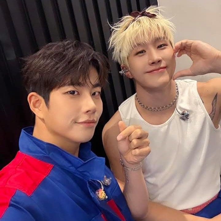 A moment captured by Jinjin (ASTRO)'s fan