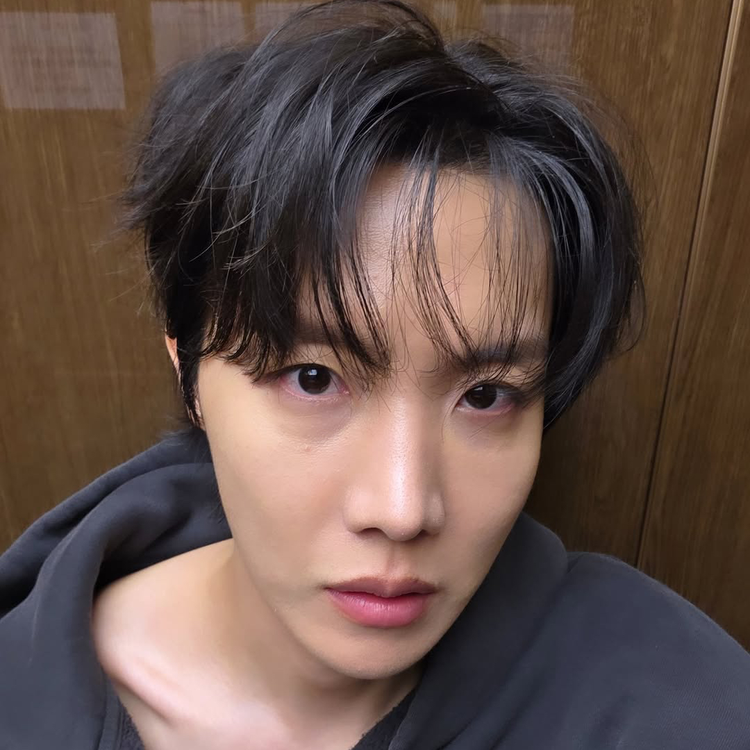 Foto aktivitas terbaru j-hope (BTS)