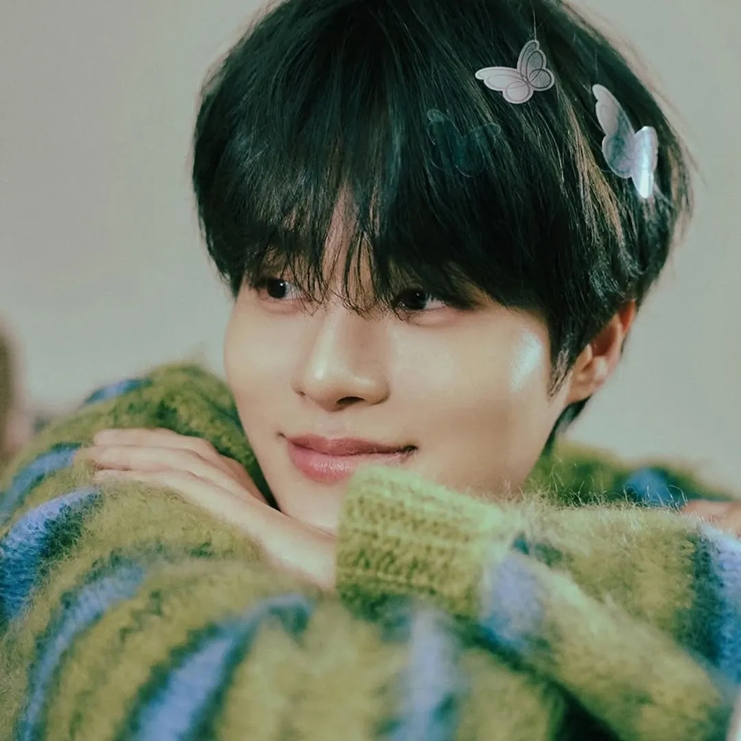 A moment captured by Lee Daehwi (AB6IX)'s fan