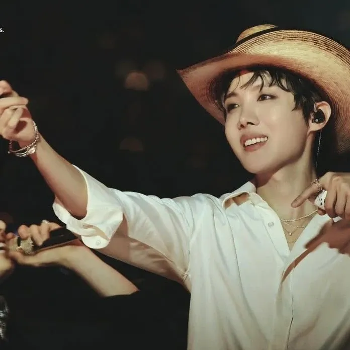Foto terbaru j-hope (BTS)