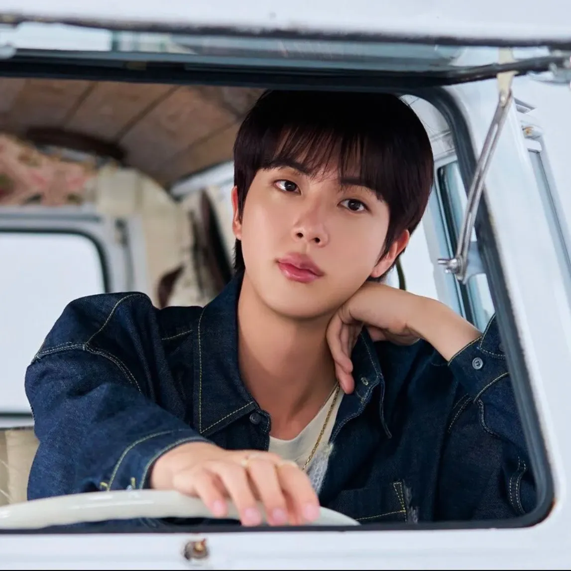 Momen yang diabadikan oleh penggemar Jin (BTS)