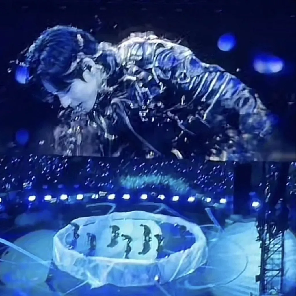 뷔 (방탄소년단)의 비하인드 컷