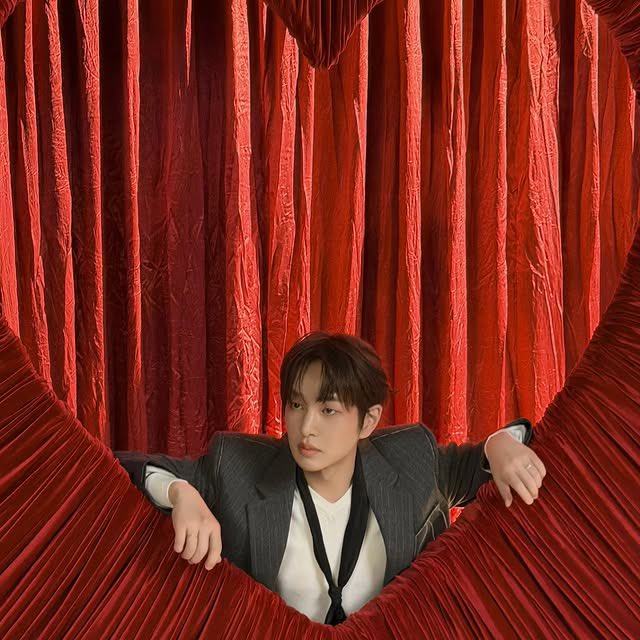 A moment captured by Onew (SHINee)'s fan