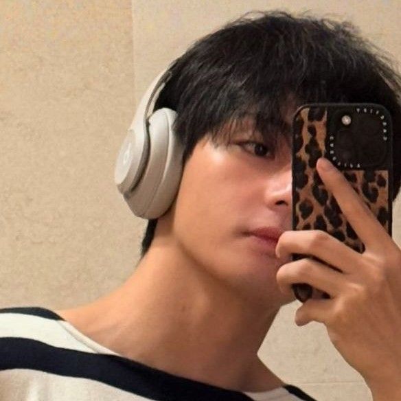 뷔 (방탄소년단)의 최신 사진