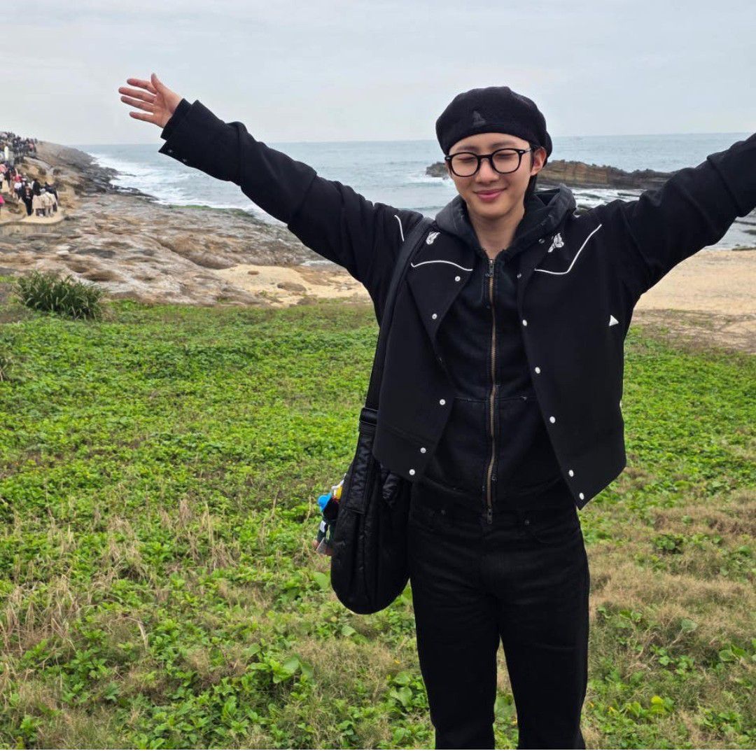 A moment captured by Hui (PENTAGON)'s fan