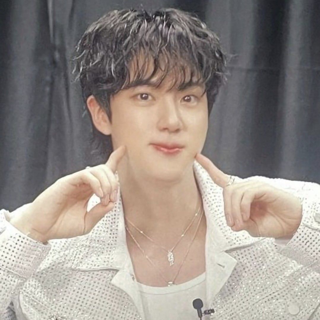 Momen yang diabadikan oleh penggemar Jin (BTS)