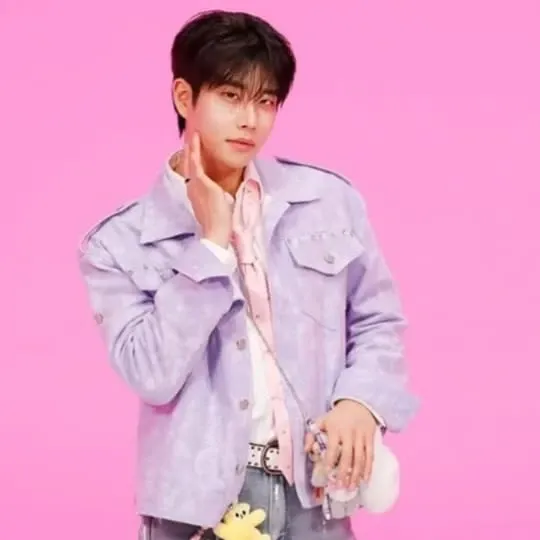 A moment captured by MJ (ASTRO)'s fan