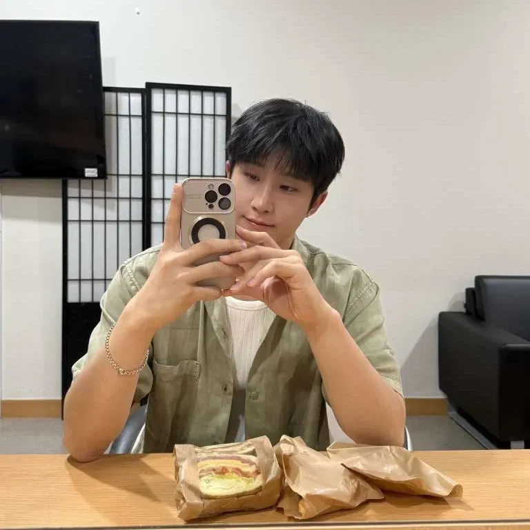 Behind-the-scenes cut of Jinjin (ASTRO)