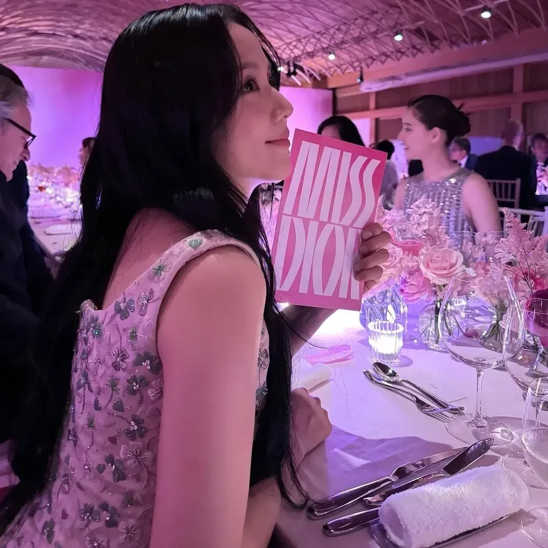 Foto aktivitas terbaru Jisoo (BLACKPINK)