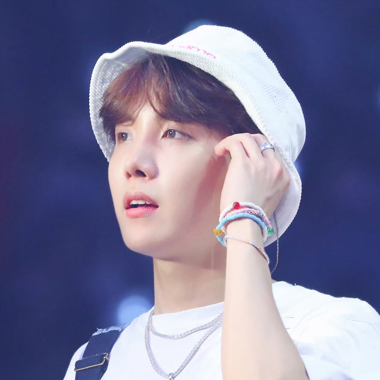 제이홉 (방탄소년단)의 최신 사진