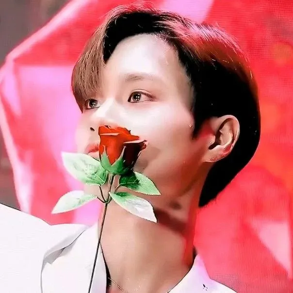 A moment captured by Lee Daehwi (AB6IX)'s fan