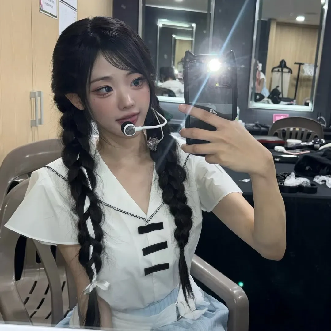 Recent activity shot of Hina (QWER)