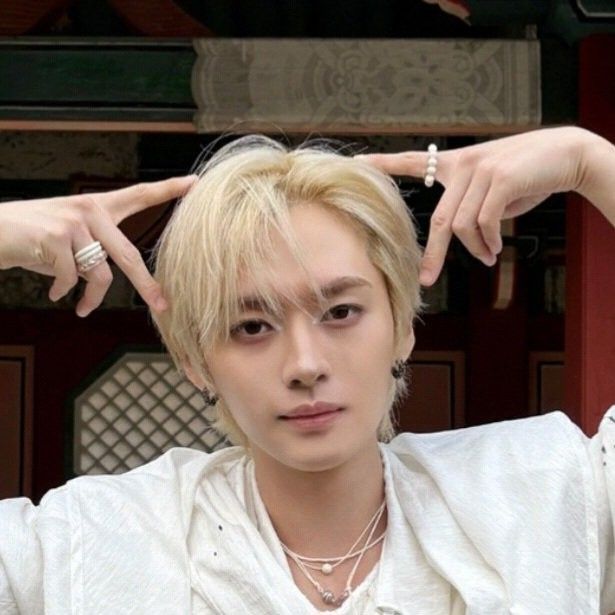 Behind-the-scenes cut of Stray Kids