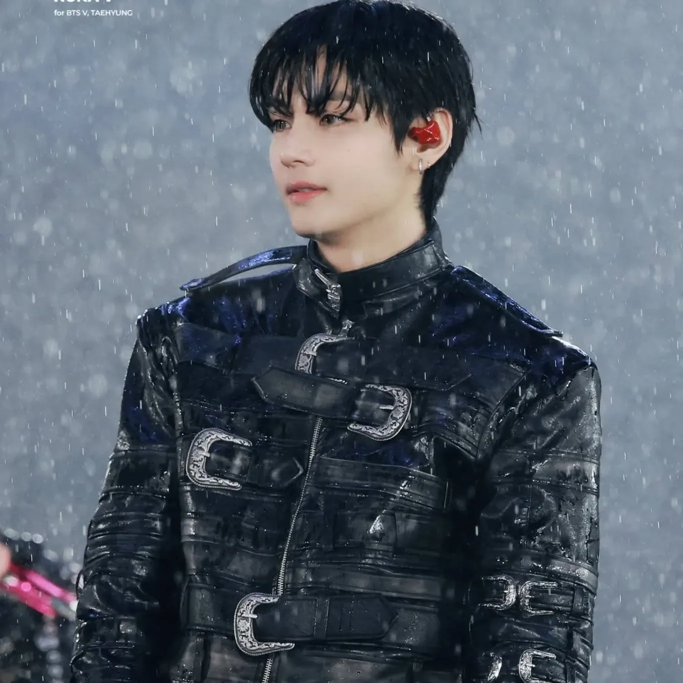 뷔 (방탄소년단)의 최신 사진