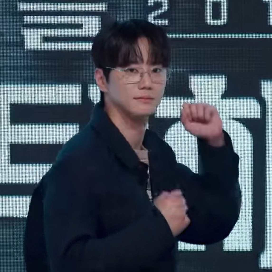 Behind-the-scenes cut of Lee Junyoung