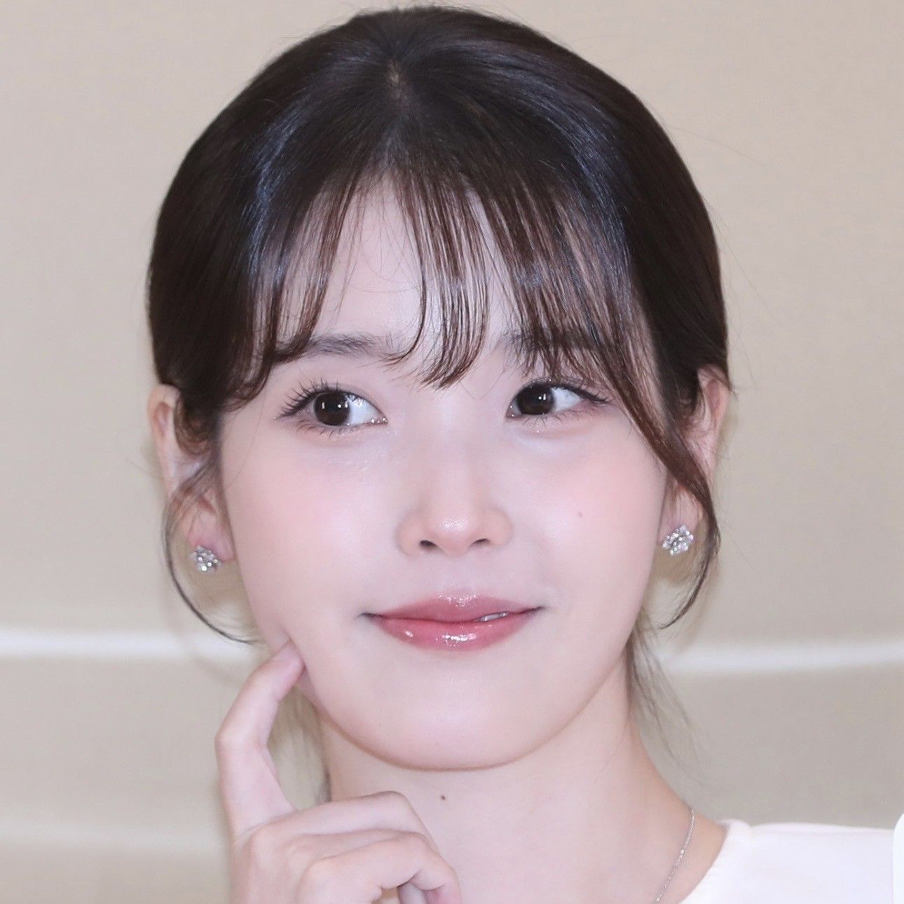 Behind-the-scenes cut of IU