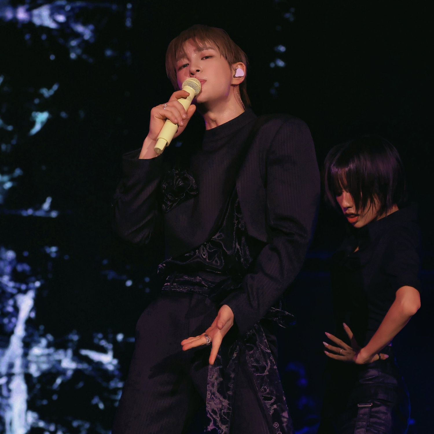 A moment captured by Onew (SHINee)'s fan