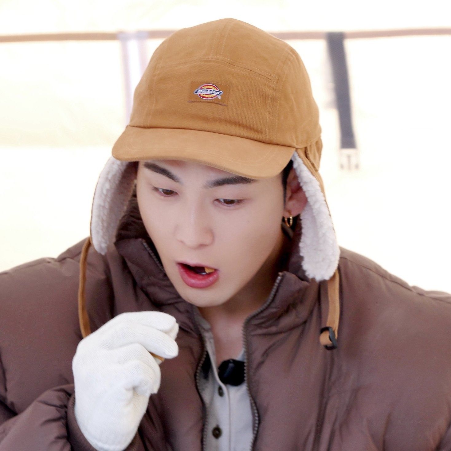 Behind-the-scenes cut of Baekho