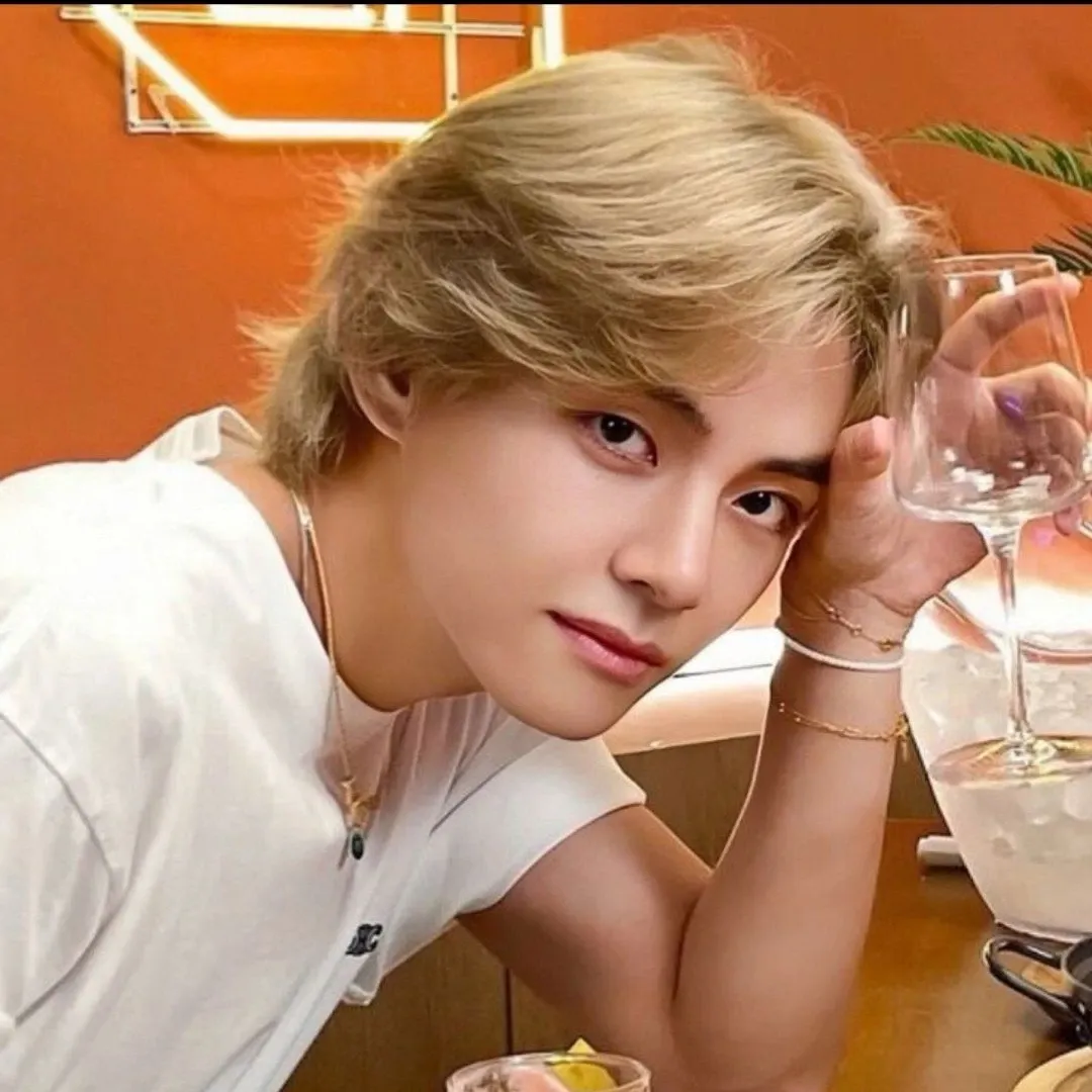 뷔 (방탄소년단)의 최신 사진