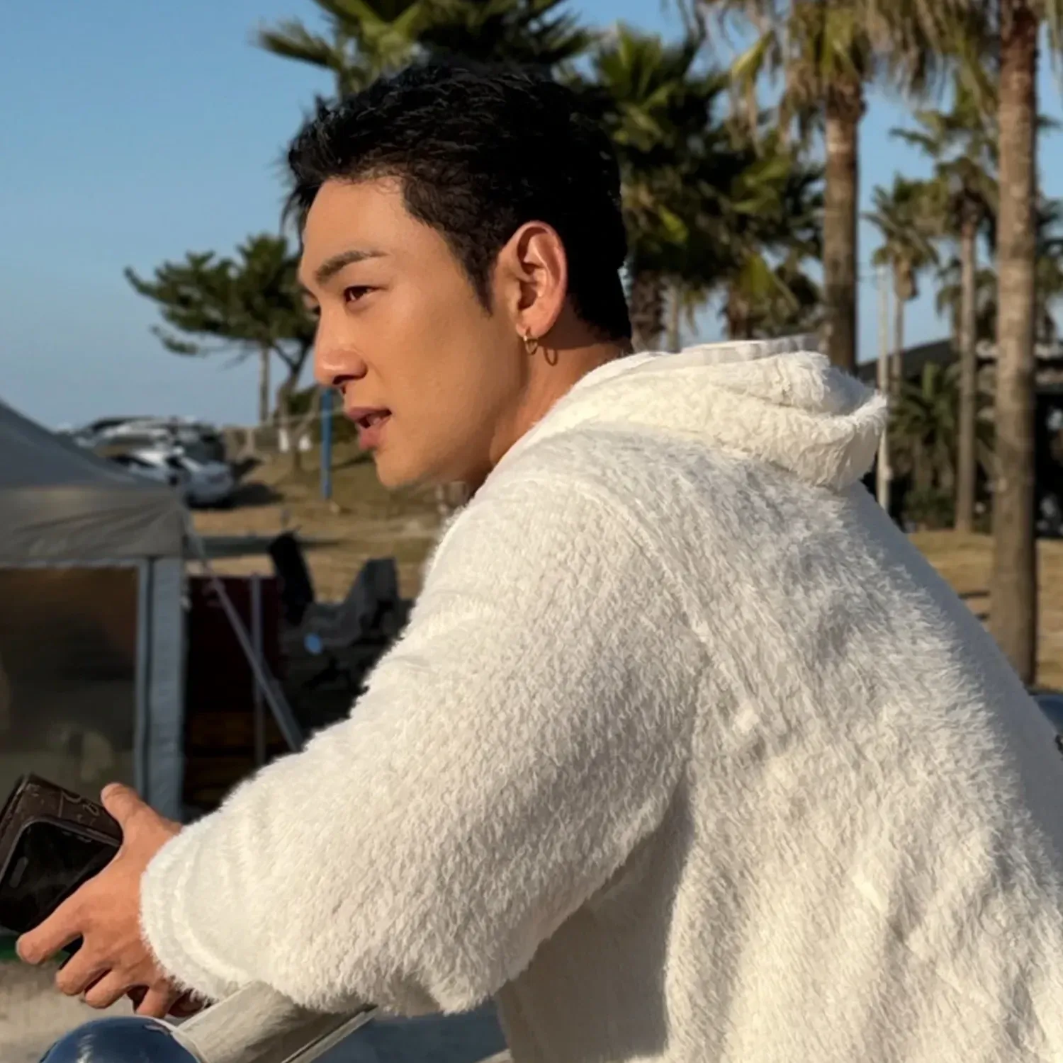 Behind-the-scenes cut of Baekho
