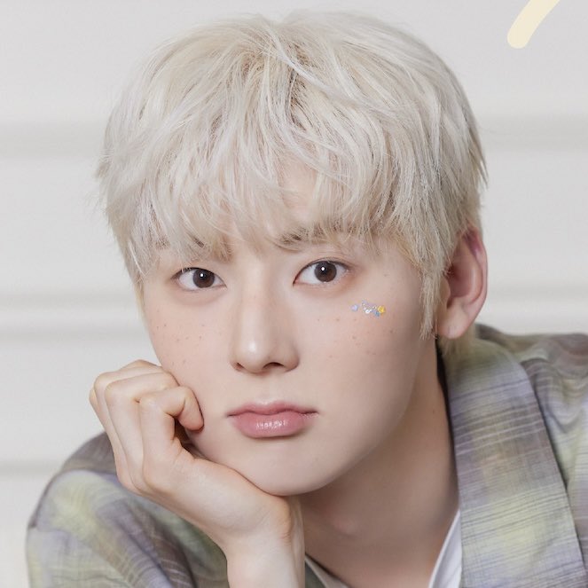 A moment captured by Hwang Minhyun's fan