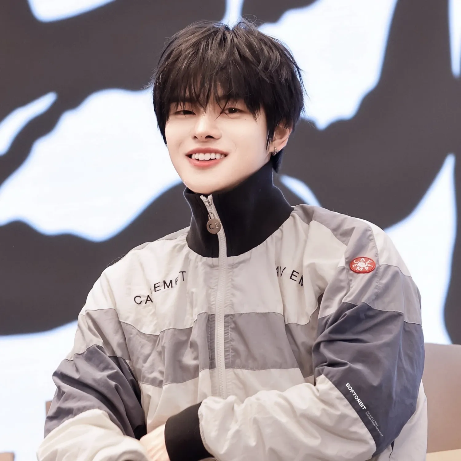 A moment captured by Lee Leo (ALPHA DRIVE ONE)'s fan