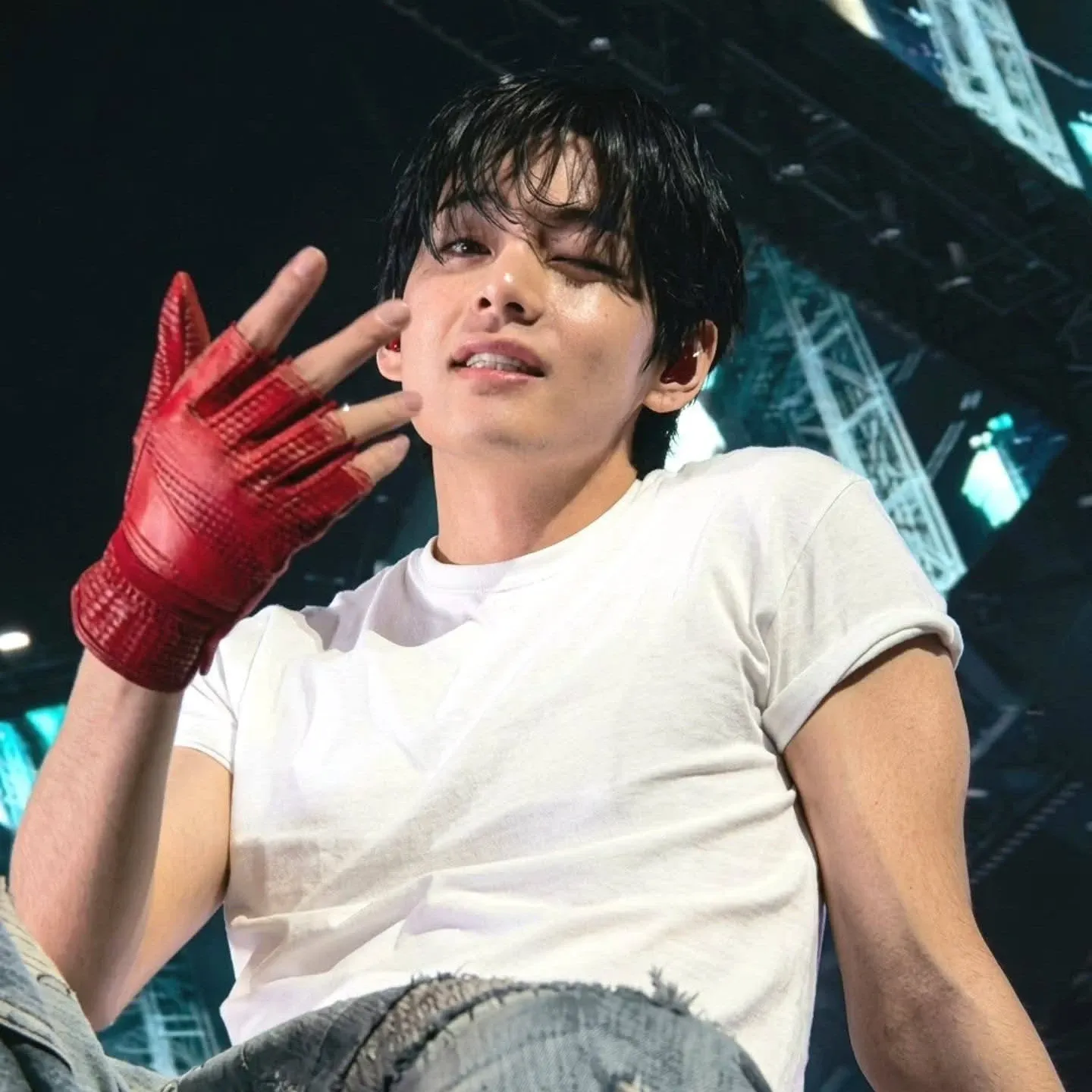 뷔 (방탄소년단)의 최신 사진