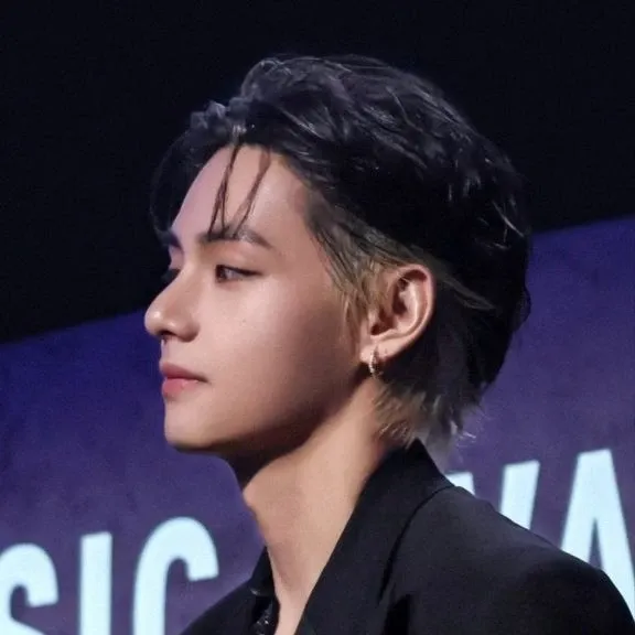 뷔 (방탄소년단)의 최신 사진