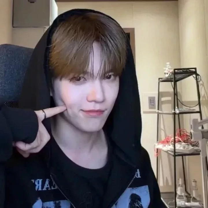 Recent activity shot of Gyehyeon (VERIVERY)