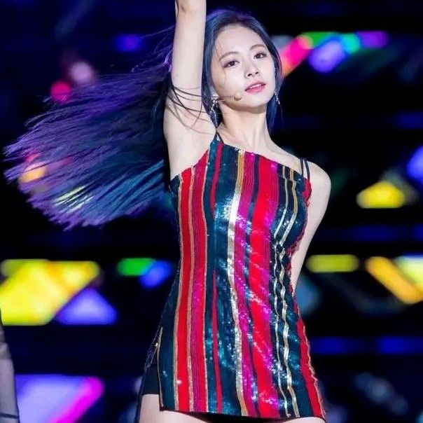 Foto aktivitas terbaru Tzuyu (TWICE)