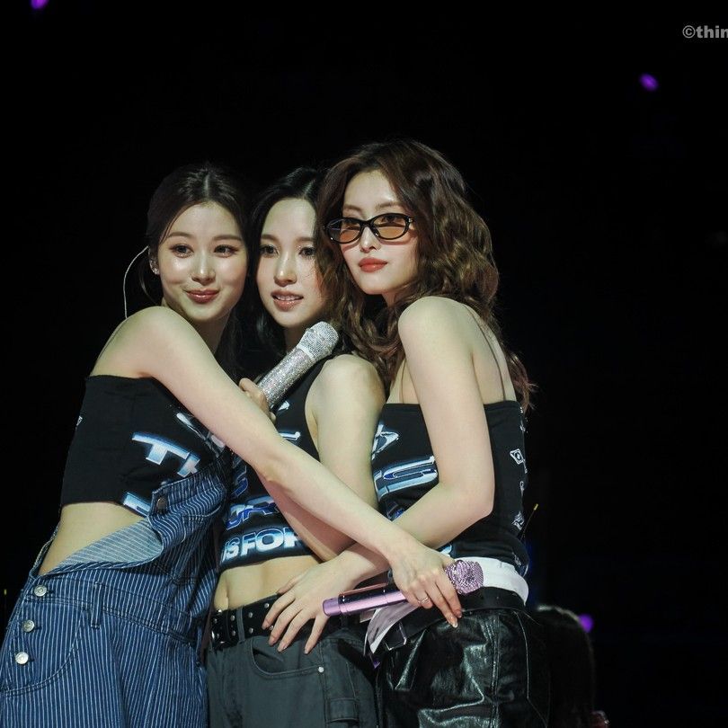 Foto aktivitas terbaru Momo (TWICE)