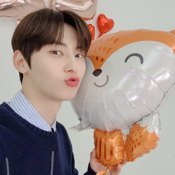 황민현 최근 활동샷