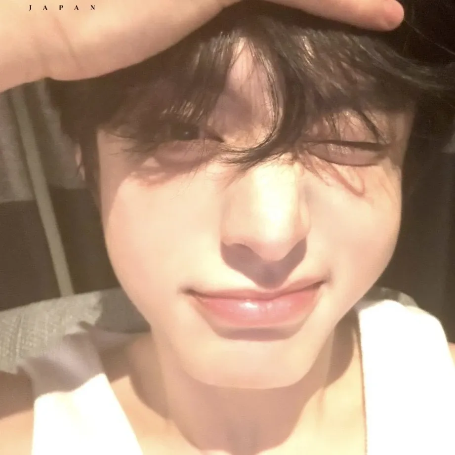 Behind-the-scenes cut of Kim Jiwoong (ZEROBASEONE)