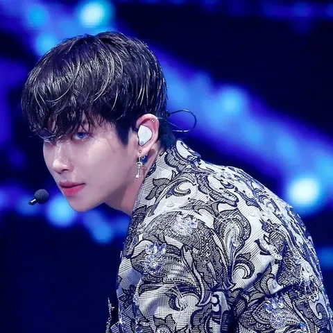 A moment captured by MJ (ASTRO)'s fan