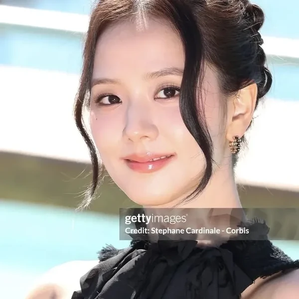 Foto profil Jisoo (BLACKPINK) terpopuler hasil voting