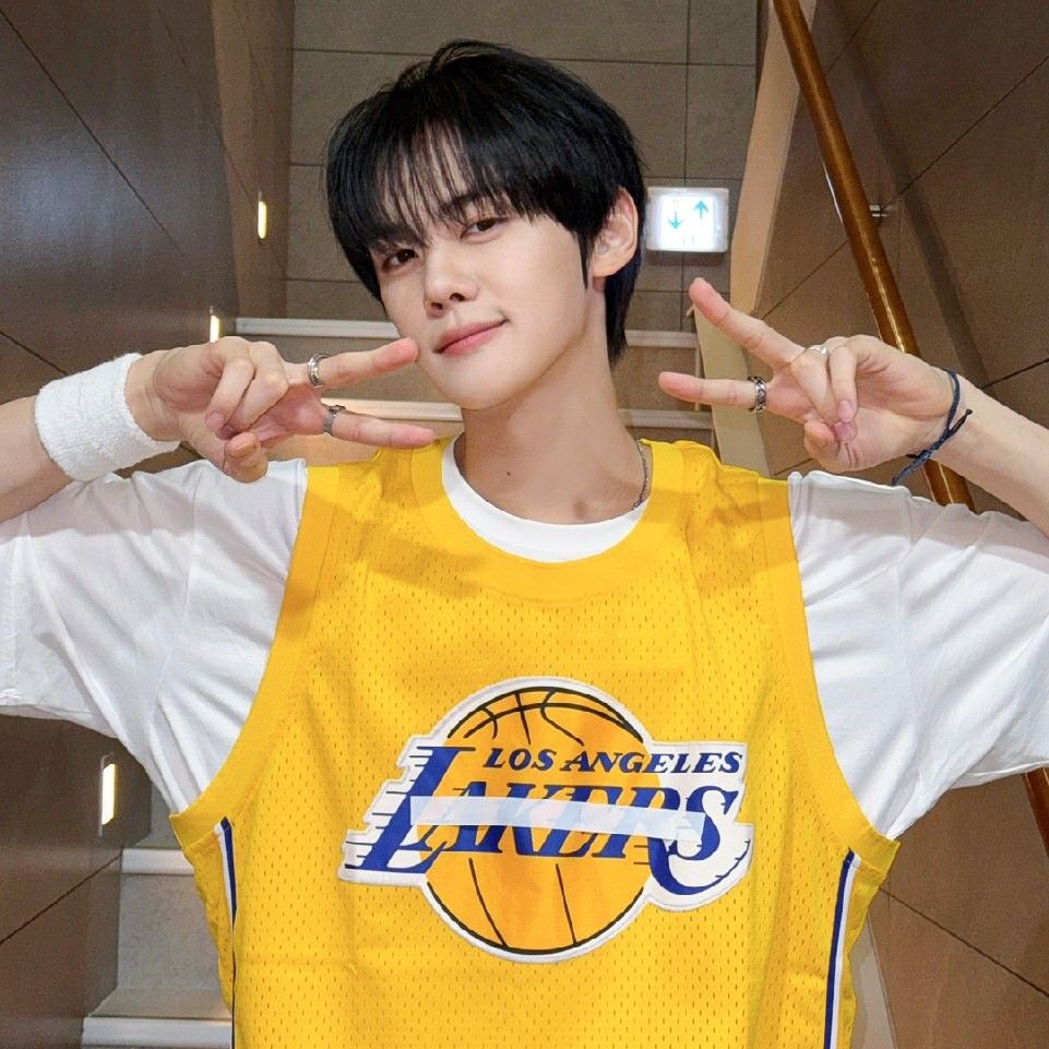 Recent activity shot of Kim Gyuvin (ZEROBASEONE)