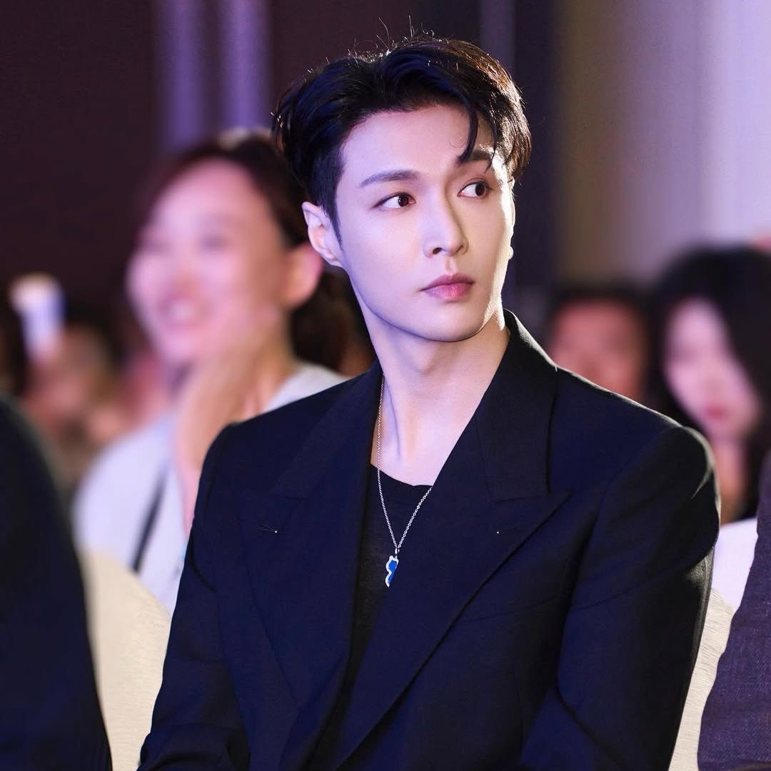 Behind-the-scenes cut of Lay (EXO)