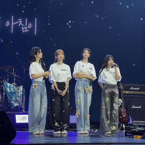 Signature photo of QWER capturing their charm