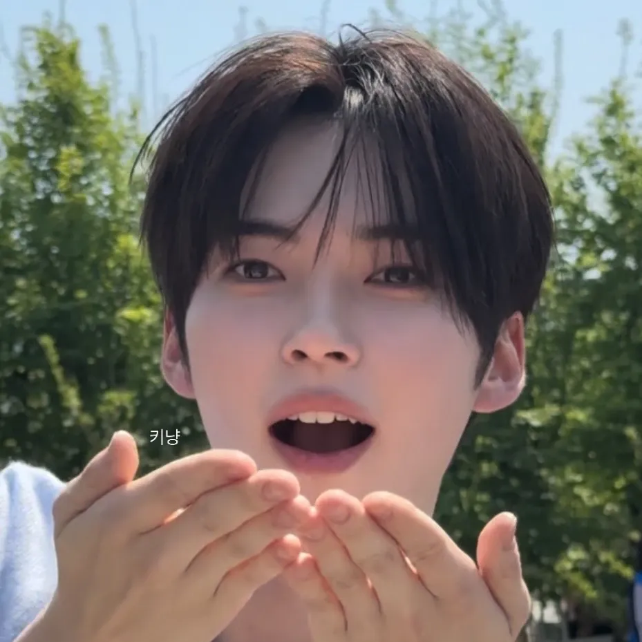 Behind-the-scenes cut of Sung Hanbin (ZEROBASEONE)