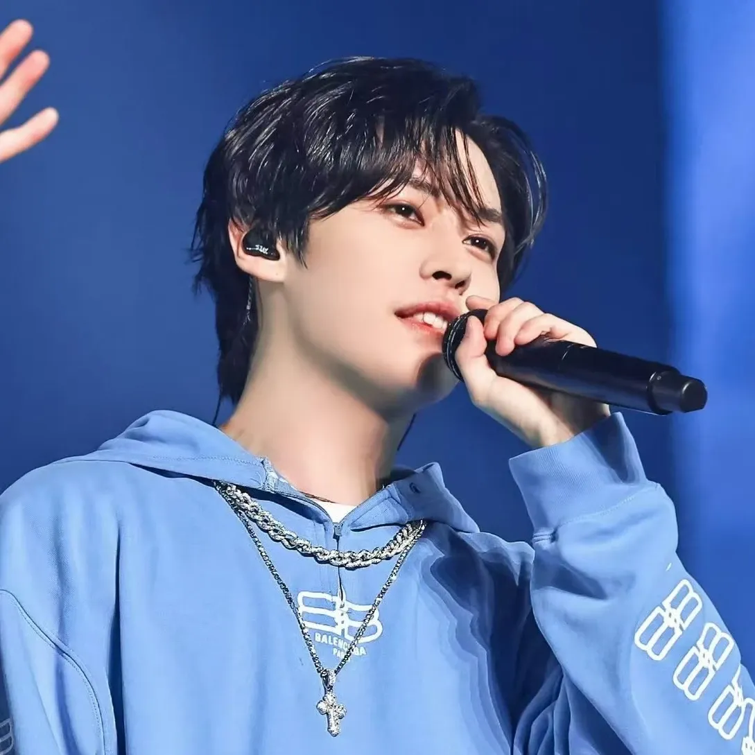 Latest photo of Lee Know (Stray Kids)