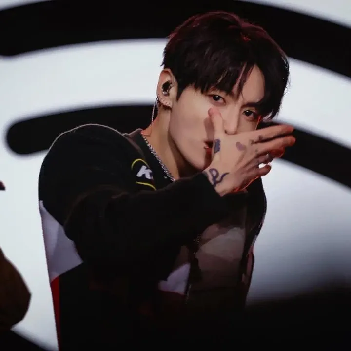 Foto aktivitas terbaru Jungkook (BTS)